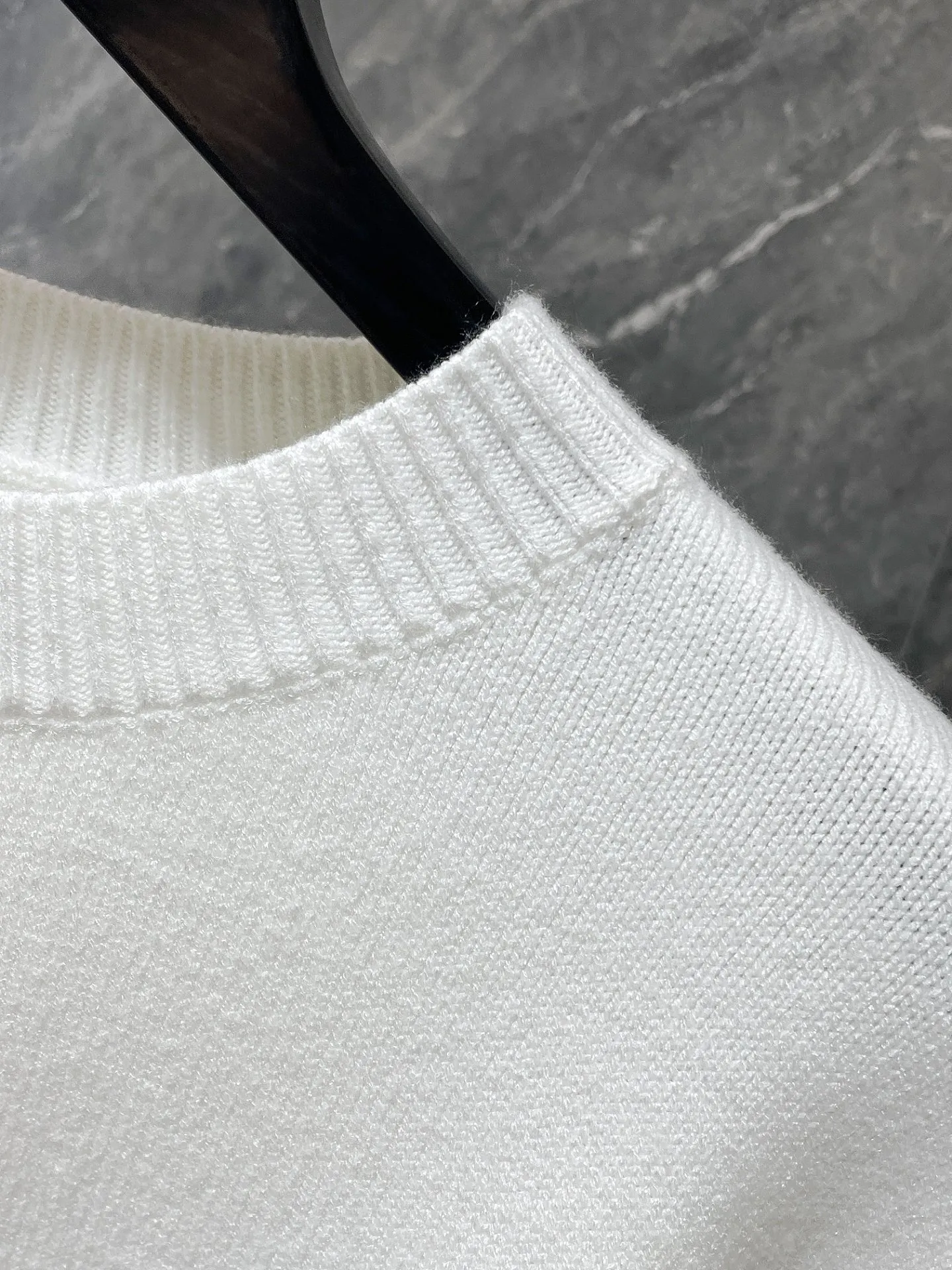 P236 Chrome Hearts 🍁Autumn and winter sweater series🍁 Three-dimensional jacquard on the back ➕ Leather opening process on the cuffs Selected high-quality wool blended knitted fabric Non-common version on the market Recommended colors: black gray white green